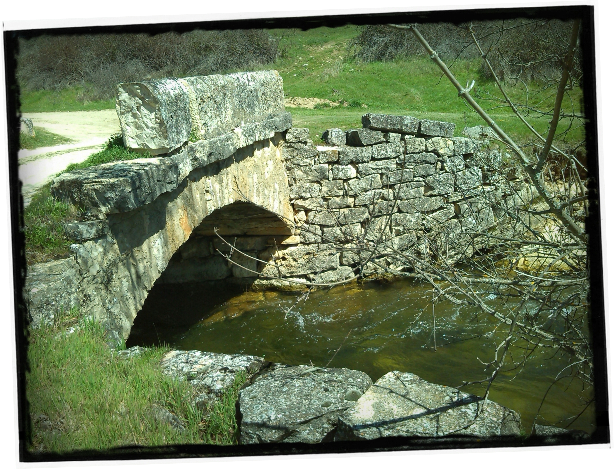 Antiguo puente sobre el Río Cega